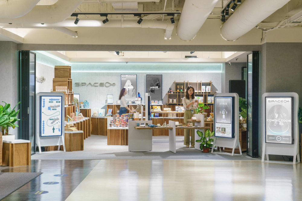 龙8头号玩家
打造永续选物商店，展示社企及社创商品，结合创利空间所开发的智能零售系统，整合多元产品信息，让无人商店扮演公益行动的推手